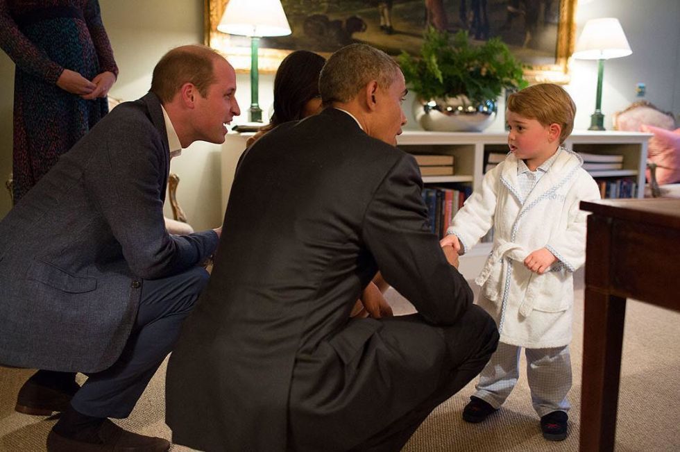 <p>Natuurlijk smolten we allemaal weg bij het zien van de ontmoeting tussen de<a href="http://www.harpersbazaar.nl/cultuur-reizen/news/g596/obama-engeland/">in pyjama gestoken prins George en president Obama</a>. Maar de onmoeting zegt ook iets over de rol van Kate en William binnen de<em> royal family</em>. 'Het is erg ongewoon dat de president niet de eerstvolgende troonopvolger ziet, maar wel de daaropvolgende. Je kunt Charles en Camilla niet zomaar overslaan. Maar de koningin regelt alles, dus dit kunnen we zien als een boodschap van haar kant,' tipt Andersen.</p>