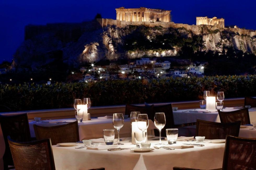 <p>Deze bar is een waar instituut in Athene. Het hotel heeft talrijke beroemde gasten ontvangen en bied je het beste uitzicht over de oude stad. </p>