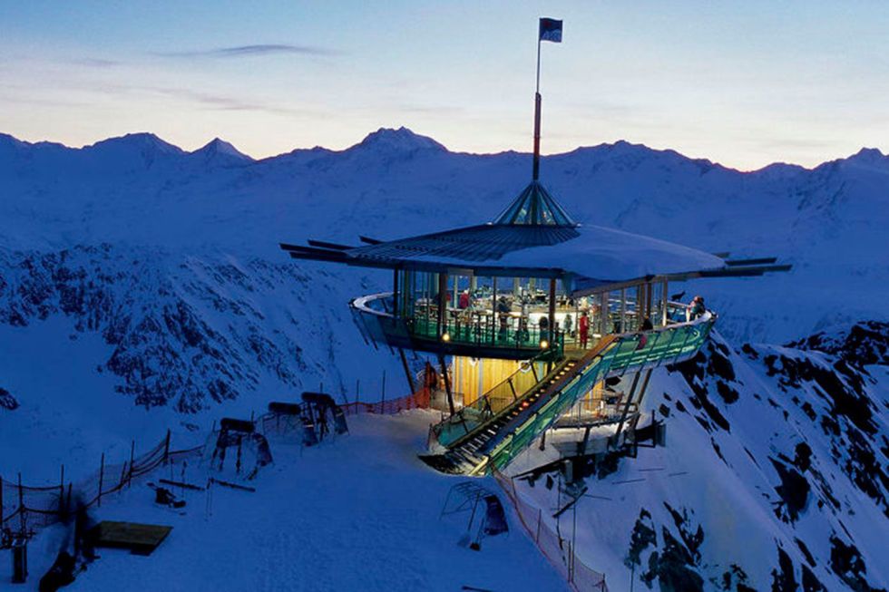 <p>Leuk hoor, al die bars die uitzicht bieden over een stad of strand, maar wat dacht je van een cocktail met uitzicht over eindeloze met sneeuw bedekte bergpassages? De Top Mountain Star bar in Oostenrijk geeft je het gevoel een te zijn met de natuur, terwijl je geniet van een hapje en drankje.</p>