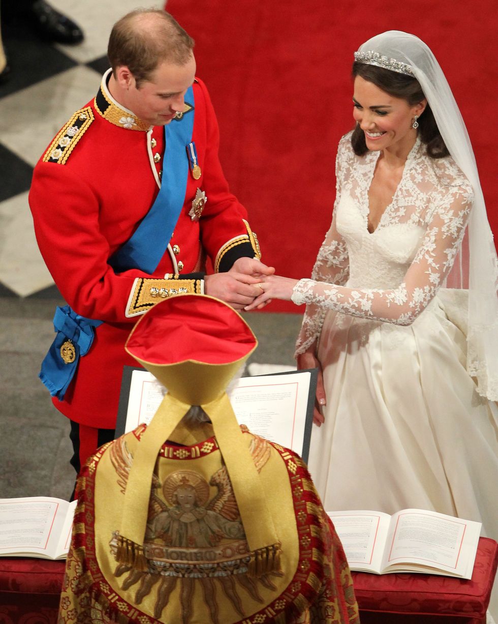 <p>En haar verlovingsring was dezelfde met diamanten en safieren bezette parel die Williams moeder prinses Diana ooit droeg. </p>