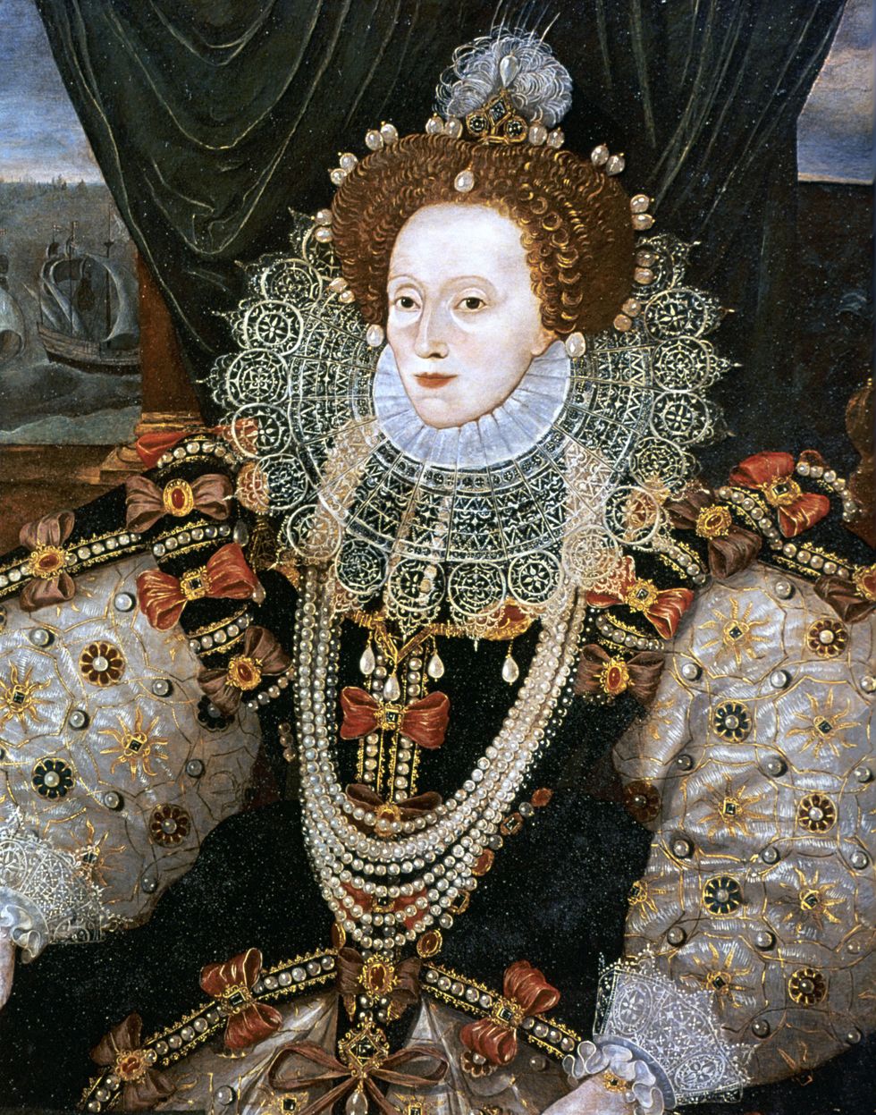 <p>In het tijdperk van koningin Elizabeth I werd cosmetica verafschuwd, omdat men geloofde dat het goede energie zou blokkeren. Maar, gezien het feit dat een zeer bleke huid in was, werd er een uitzondering gemaakt voor producten als lood en arseen om de teint wat lichter te maken (helaas wisten ze toen nog niet dat deze stoffen erg giftig zijn en goede energie dus juist blokkeren). Het favoriete product van de koningin was een mix van lood en azijn. Ook het hebben van een hoog voorhoofd zorgde voor aanzien, dus liet de koningin regelmatig haar haarlijn leegplukken om 'm wat te accentueren.</p>