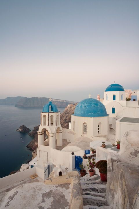 <p>Natuurlijk zijn alle Griekse eilanden prachtig (we tipten onze favorieten <a href="http://www.harpersbazaar.nl/cultuur-reizen/news/a2377/bazaar-escape-griekenland/">hier</a> al eens voor je), maar in het stadje Oia op Santorini heb je het prachtigste uitzicht over de blauwe Egeïsche zee.</p>
