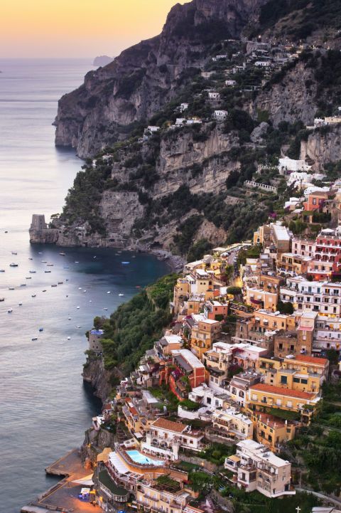 <p>Het is erg moeilijk om in Italië slechts één plek te kiezen als mooiste, maar de Amalfikust spant toch echt wel de kroon. De idyllische, gekleurde huisjes die bijna opgestapeld lijken tegen de heuvels, de prachtige stranden en natuurlijk het heerlijke eten: het is een <em>must-visit</em>.</p>