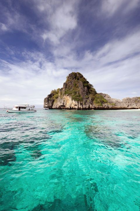 <p>Aan de westkust van Thailand vinden we Krabi, waar de kustlijn gedomineerd wordt door kalkstenen kliffen en honderden eilandjes die zich op enkele honderden meters van het vaste land bevinden. Deze plek is niet voor niets één van de populairste vakantiebestemmingen ter wereld.</p>