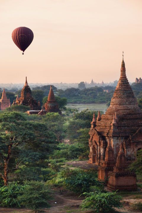 <p>Deze eeuwenoude stad in Myanmar bevat duizenden (ja, dat lees je goed) boeddhistische tempels en pagodes. Het beste uitzicht heb je van boven, vanuit een luchtballon bijvoorbeeld.</p><ul><li><a class="share-button--link share-button--open-window link" title="Share on Pinterest" target="_blank" href="http://pinterest.com/pin/create/button/?url=http://www.harpersbazaar.nl/cultuur-reizen/news/g599/mooiste-plekken-ter-wereld/%3Fslide=11&media=http://hbznl.h-cdn.co/assets/16/17/1461582870-myanmar-gettyimages-137671616_1.jpg&description=Deze%20eeuwenoude%20stad%20in%20Myanmar%20bevat%20duizenden%20(ja%2C%20dat%20lees%20je%20goed)%20boeddhistische%20tempels%20en%20pagodes.%20Het%20beste%20uitzicht%20heb%20je%20van%20boven%2C%20vanuit%20een%20luchtballon%20bijvoorbeeld.%0A%20%20-%20harpersbazaar.nl" data-site=" - harpersbazaar.nl" data-pin-do="nothing"></a></li></ul>
