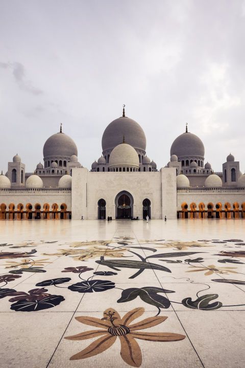 <p>Met 82 koepels en genoeg ruimte om maar liefst 42.000 aanbidders onder te brengen doet de Grote Moskee zijn naam eer aan. Niet alleen is het de grootste moskee ter wereld, met zijn marmeren vloeren en bloemmozaïeken behoort-ie ook tot één van de mooiste.</p>