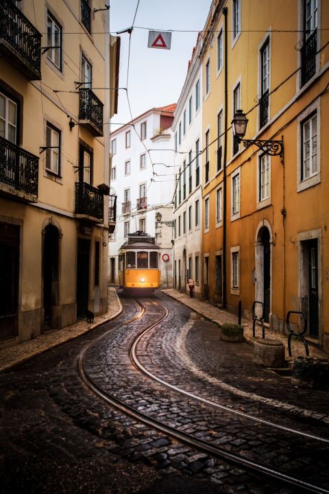 <p>Gebouwd op de heuvels naast rivier de Taag, staat Portugals hoofdstad bekend om zijn prachtige vergezichten, idyllische straatjes en felgekleurde gebouwen.</p>