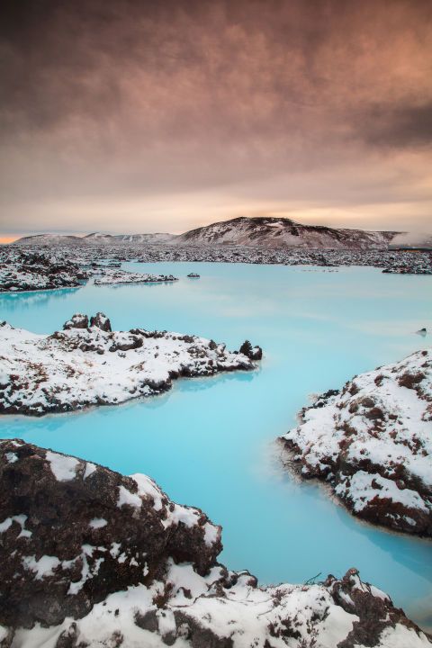 <p>Ten zuidwesten van Reykjavik bevindt zich Ijslands beroemde Blue Lagoon. Het water is rijk aan silica, wat de betoverende kleur veroorzaakt. En het is niet alleen mooi om te zien, nee, het geothermische water is ook nog eens onwijs goed voor je huid.</p>