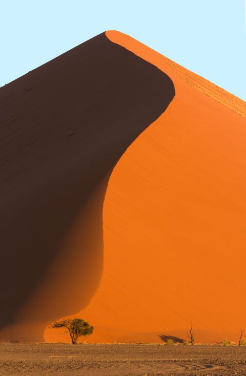 <p>Het afgelegen Sossusvlei - gelegen in Namibië's kustwoestijn - staat bekend om 's werelds grootste duinen, waarvan de grootste zelfs 400 meter hoog is.</p>