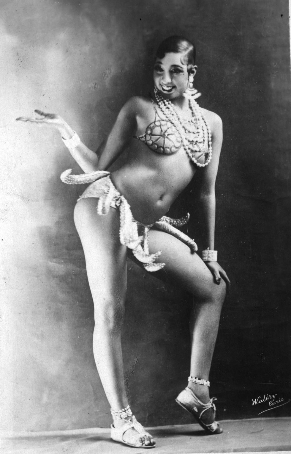 <p>De danseres en mensenrechtenactivist Josephine Baker werd begin jaren 20 in Parijs bekend door haar inmiddels iconische dansroutines. De bekendste is toch wel <em><a href="https://www.youtube.com/watch?v=wmw5eGh888Y">danse sauvage</a></em>, waarvoor ze een rok gemaakt van bananen droeg en haar beste twerkmoves liet zien. Schijnbaar was het schouwspel zo revolutionair dat het publiek niet wist wat ze met hun gevoelens van aantrekkingskracht, fascinatie en afkeer aanmoesten. '<em>This ridiculously vulgar... wiggling</em>,' zei antropoloog Essie Robeson ooit en Ernest Hemingway blikt terug op Josephine Baker als '<em>the most sensational woman anybody ever saw. Or ever will.</em>'</p><p><span class="redactor-invisible-space" style="line-height: 1.6em; background-color: initial;"></span></p>