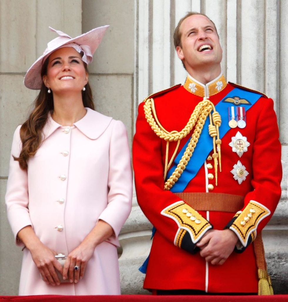 <p>Maar ook toen de hertogin zwanger was van George droeg ze graag roze (is het een zwangerschapsdingetje?). Zoals hier op het balkon van Buckingham Palace al kijkend naar de jaarlijkse Trooping of the Colour ceremonie. </p>