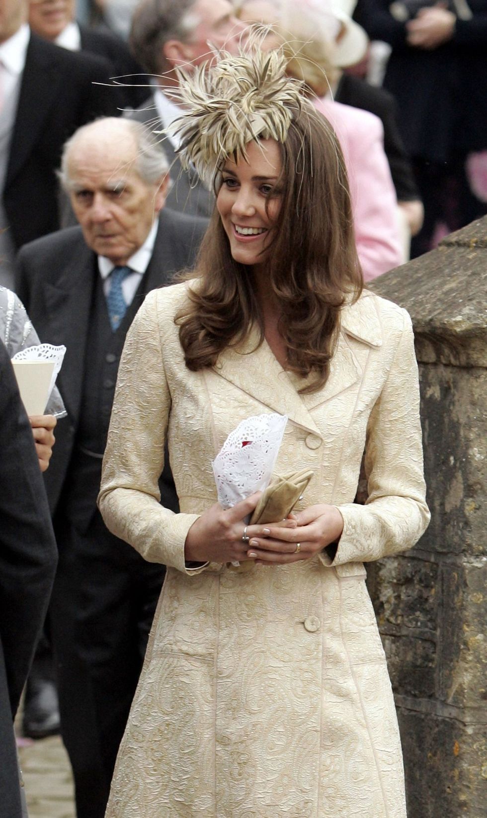 <p>Voor een huwelijk van Laura Parker-Bowles trok de soon to be Duchess een jas met gouden paisleyprint en geinig hoedje, dat ons vooral doet denken aan een zee-annemoon, uit de kast. </p>
