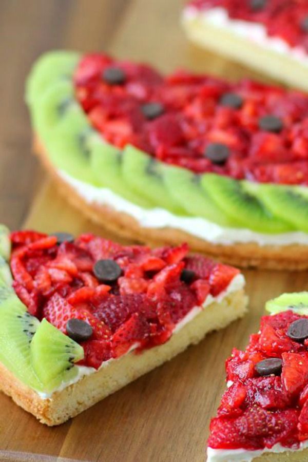 <p>Tegen pizza zeggen we nooit nee en wanneer dit geneugte des levens ook nog eens gezond kan, rennen we helemaal naar de winkel.<br></p><p><strong><strong>Het recept vind je op</strong> <a href="http://hungryhappenings.com/2015/07/strawberry-kiwi-fruit-pizza-watermelon.html/" target="_blank">Hungry Happenings</a>. </strong></p>