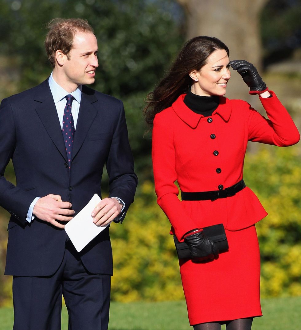 <p>Na drie keer besloot Kate dat het genoeg was met de jurk, maar iets had ze er zeker van opgestoken: rood stond haar fantastisch. En dus koos ze, toen ze met prins William een fundraiser van St. Andrews bezocht, voor een mantelpak in die vurige kleur. </p>
