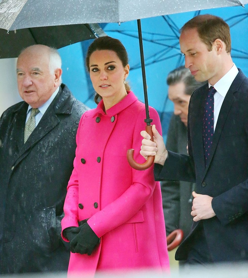 <p>In deze spetterende roze jas bewijst Kate dat ze ook met een bolle buik (want: zwanger, niet dik) zich prima kan kleden. De gelegenheid was een kort bezoek aan New York met prins William. </p>