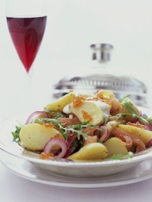 <p>Wanneer de trek te groot is voor een salade op zich, voeg je er simpelweg een stel aardappelen aan toe. Toef mayonaise erop (mierikswortelmayonaise,<em> that is</em>) en klaar is kees.</p><p><a href="http://www.elleeten.nl/Recepten/Aardappel-zalmsalade-met-rucola-en-mierikswortelmayonaise" target="_blank">Ga naar het recept</a></p>