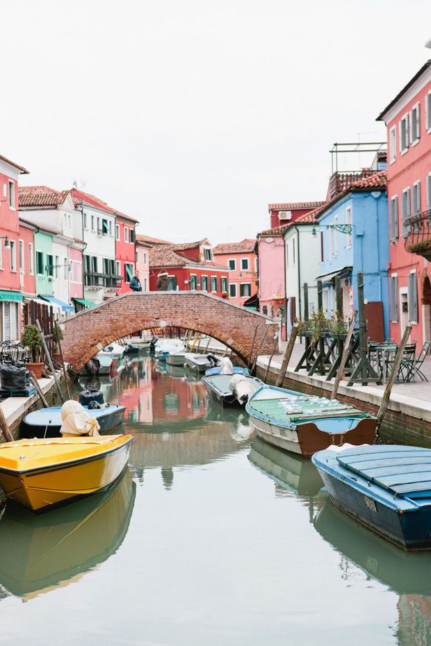 Body of water, Mode of transport, Waterway, Watercraft, Reflection, Channel, Water, Neighbourhood, Town, Boat, 