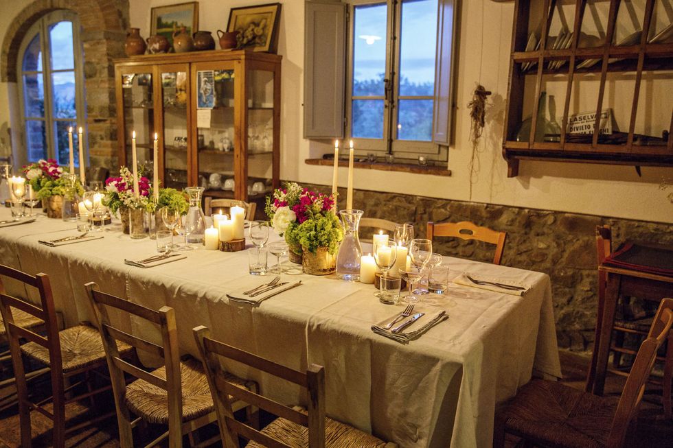 <p>Francesco trakteert zijn Airbnb-gasten op de avond dat ze aankomen altijd op een typisch Toscaans diner, gemaakt door, hebben we d'r weer, Maria. Spoiler alert: deze diners bestaan uit eindeloos veel gangen, en heel veel Chianti-wijn. </p><p><em>La Selva, Montevarchi, Toscane, Italië, €500 per nacht, <a href="https://www.airbnb.com/rooms/69439?check_in=2016-05-12&guests=14&check_out=2016-05-17" target="_blank">airbnb.com</a>. </em></p>