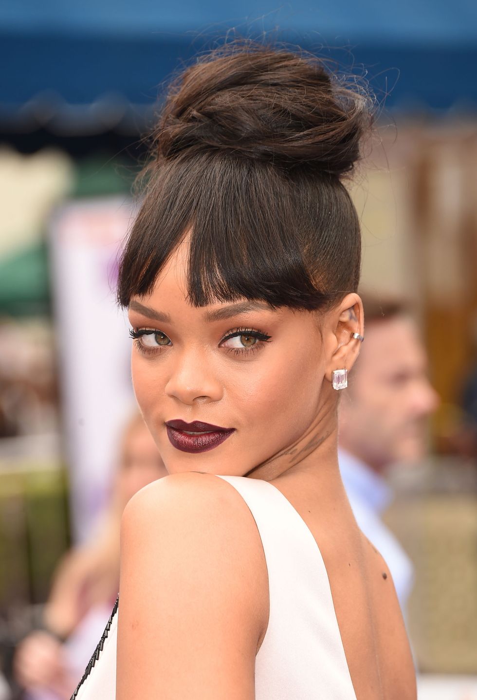 <p>For anyone who's been so bold as to try it, it's a tough one to master in blithely chic fashion—yes, even celebs have neck creases. Rihanna works the over-the-shoulder pose every time she wears a backless number by lifting the shoulder, curving her back, and lowering her chin ever-so-slightly.</p>