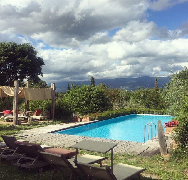 <p>Een eigen zoutwater zwembad met uitzicht over Toscaanse heuvels.</p>