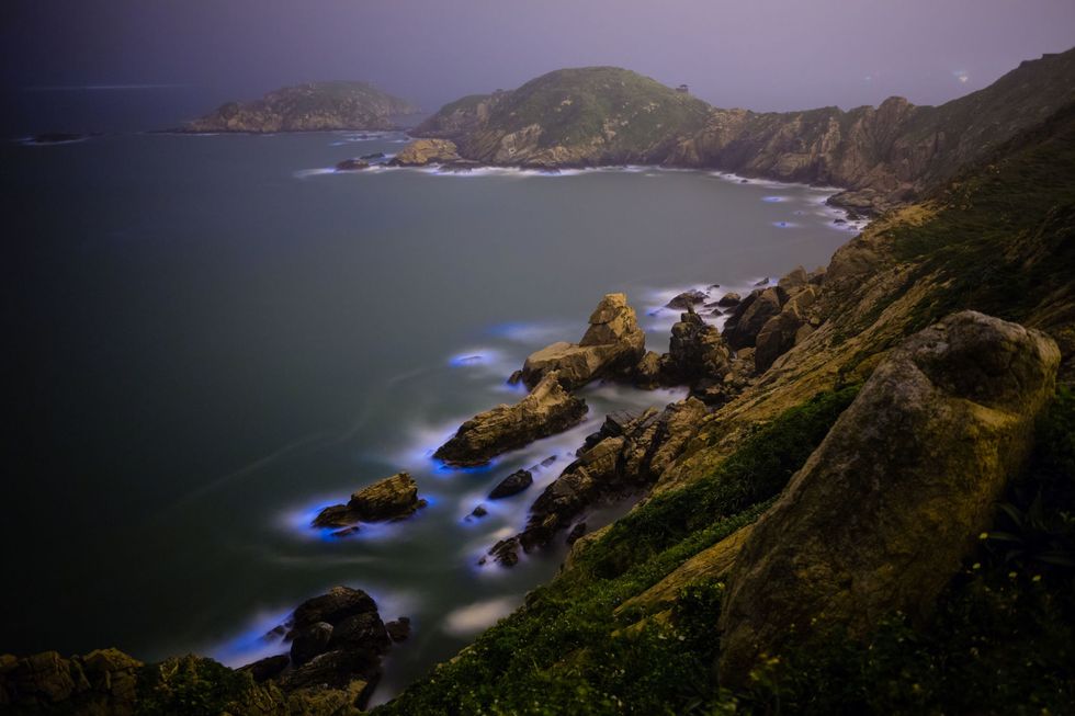 <p>Officieel heet het bioluminiscentie: diertjes die lichtgeven in het donker. En mag dat er in water, bij zonsondergang, nou ronduit magisch uitzien. De algen die dit verschijnsel veroorzaken zijn op verschillende plekken ter wereld te vinden, onder meer op de Matsu Islands, Taiwan, zoals hierboven afgebeeld.</p>