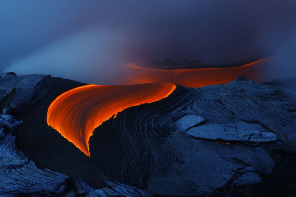 <p>Het is een van de meest actieve vulkanen ter wereld, deze. En hij ligt vlak aan zee: lava stroomt het zeewater in en stolt aldaar, wat een op z'n zachtst gezegd indrukwekkend plaatje oplevert.</p>