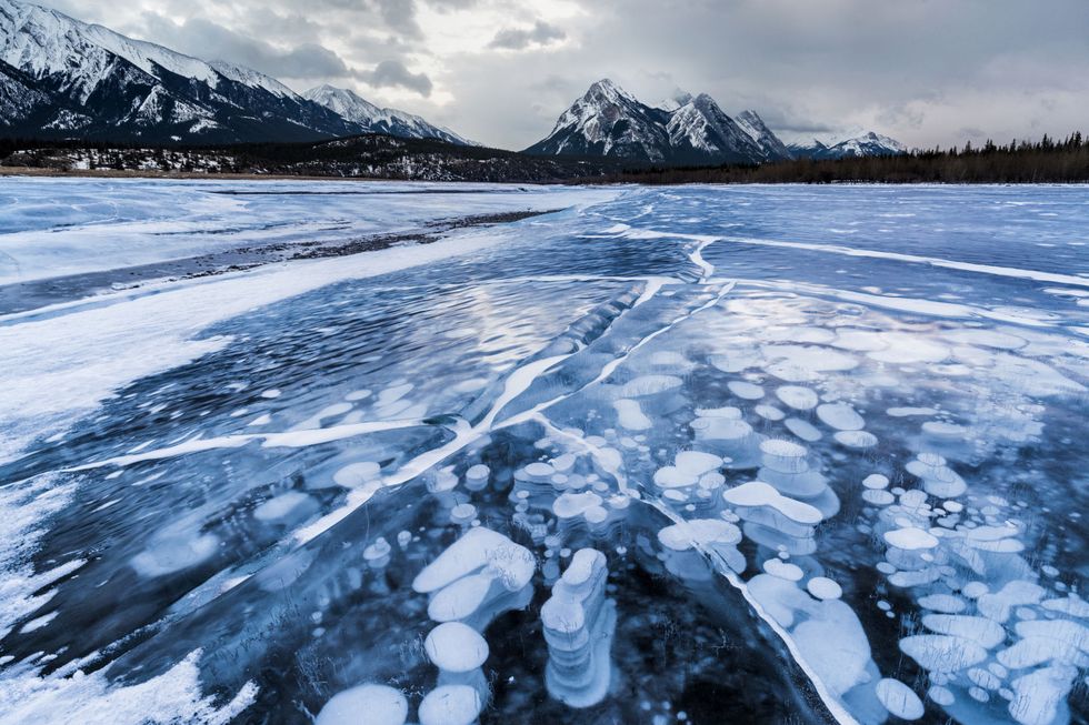 <p>In de Canadese provincie Alberta ligt hetAbrahammeer. Een kunstmatig meer dat er vooral in de winter bijzonder uitziet: dan vormen zich namelijk bevroren bubbels onder de oppervlakte, die ontstaan door het methaangas dat de planten in het meer uitstoten.</p>