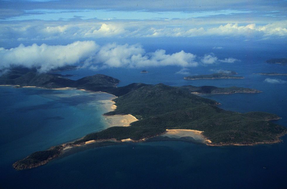 <p><strong>Waar</strong>: <a href="http://www.qualia.com.au/" target="_blank">Qualia</a>, Hamilton Island, Australië</p><p>Het beste resort ter wereld is zonder twijfel het Qualia-resort in Australië, waar gasten een stukje paradijs aangeboden krijgen in de vorm van een afgelegen eiland in het Australische Whitsundays. Voor 8.100 euro mag je er drie nachten verblijven in een van de riante strandhuizen (waar Oprah ook ooit verbleef) mét infinitypool en prachtig privéstrand waarbij je wordt getrakteerd op een uitzicht op de Whitsundays. Helikopters blijken populair onder de rijken, want ook in dit pakket zit een helikoptertocht over je eigen privé-eiland inbegrepen.</p>