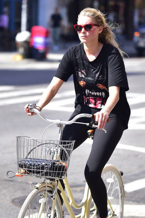 <p>Elsa Hosk gaat het liefst van top tot teen in het zwart op haar knalgele fiets. In een T-shirt met print, zwarte legging en met een Chanel-tas in de fietsmand crosst het model heel New York door.</p>