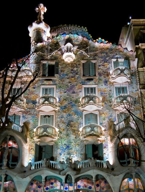 <p>Weggestopt in Barcelona's<em> Passeig de Gràcia</em> ligt <a href="https://www.casabatllo.es/en/" target="_blank">Casa Batló</a>, één van de mooiste werken van Antoni Gaudí. Tijdens de zomermaanden kun je op het dakterras van het pand genieten van de <em><a href="http://www.barcelonaturisme.com/wv3/en/agenda/10383/casa-batllo-magic-nights.html">Magic Nights</a> </em><a href="http://www.barcelonaturisme.com/wv3/en/agenda/10383/casa-batllo-magic-nights.html"></a> die er worden georganiseerd, waarbij dj's en muzikanten je zullen voorzien van wat fijne deuntjes, terwijl jij geniet van het uitzicht over de stad.</p>
