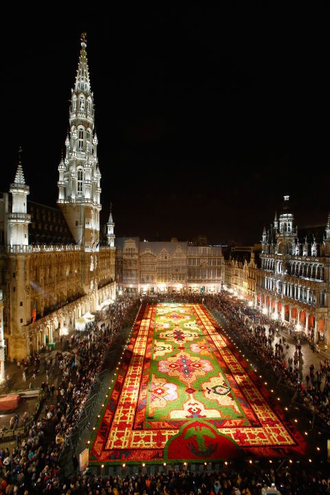 <p>Om het jaar, sinds 1971, verwelkomt Brussel een gigantisch tapijt gemaakt van meer dan 600.000 bloemen op het Grote Plein van de stad. Het tapijt van 2016 lag er afgelopen april, wat betekent dat we weer even geduld moeten hebben.</p>