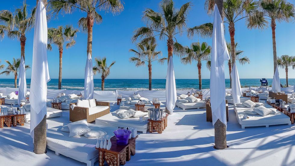 <p>Meer club dan <i>beach</i>, maar Nikki Beach biedt soelaas met witte strandbedden, een boel palmbomen, <i>fine dining</i> in de buitenlucht, live muziek en deejays in het outdoor restaurant.</p>