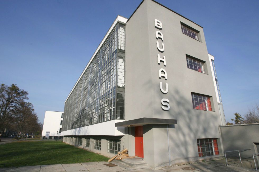 <p><a href="http://www.bauhaus-dessau.de/visit.html" target="_blank">Dessau</a>, op twee uur rijden van Berlijn, bood van 1925 tot 1932 onderdak aan de Bauhausschool. Bekende kunstenaars als <strong>Werner Graeff</strong> en <strong>Max Bill </strong>hebben hun artistieke oorsprong te danken aan de Bauhausschool en tegenwoordig heb je de kans om er, net als deze kunstenaars, <a href="http://www.bauhaus-dessau.de/accommodation.html">te overnachten als een Bäuhausler</a>.</p>