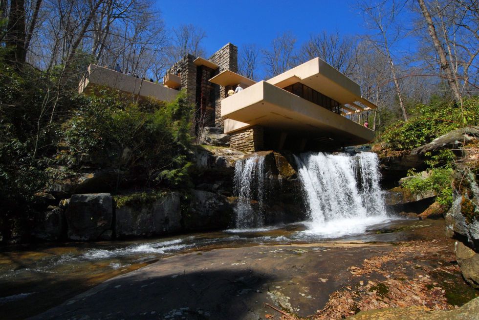 <p>Frank Lloyd Wrights <a href="http://www.fallingwater.org/" target="_blank">Fallingwater</a>, ook wel bekend als de Kaufmann Residence, bevindt zich bovenop een waterval in Stewart Township, op 70 kilometer afstand van Pittsburgh. Het pand - dat in 1939 werd voltooid - wordt beschouwd als één van de mooiste werken van Wright.</p>