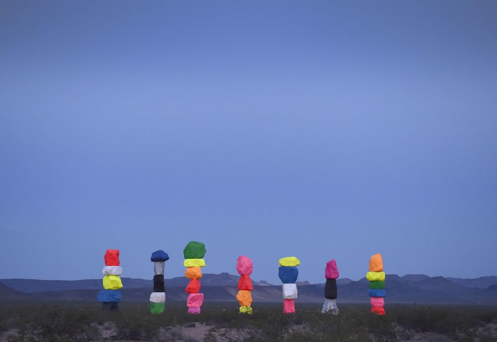 <p>Op slechts 25 minuten rijden van het centrum van Las Vegas vind je <em><a href="http://sevenmagicmountains.com/" target="_blank">Seven Magic Mountains</a></em>, Ugo Rondinone's stapeling van neonstenen. De tentoonstelling zal te zien zijn tot lente 2018, dus begin maar vast met het plannen van die trip.</p>