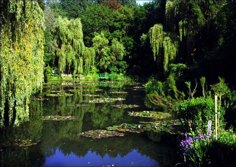 <p>Claude Monet creëerde zijn meest iconische werken in de tuin van <a href="http://giverny.org/gardens/fcm/visitgb.htm">het huis dat hij huurde in Giverny</a>, een Frans dorp 80 kilometer ten noorden van Parijs. Je kunt er zelfs over de beroemde Japanse loopbrug - die Monet maar liefst <a href="http://www.metmuseum.org/art/collection/search/437127">18 keer naschilderde in 1899</a> - lopen. Jezelf in één van zijn kunstwerken wanen doe je dus hier.</p>