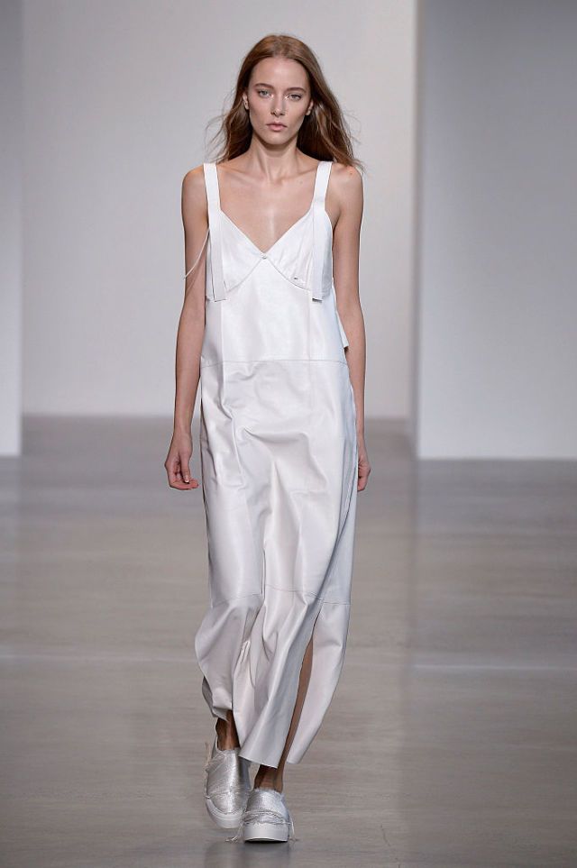 <p>Slip dresses, waar het merk bekend om staat, waren er weer volop, daar op de catwalk van Calvin Klein. Maar wel met een twist. </p>