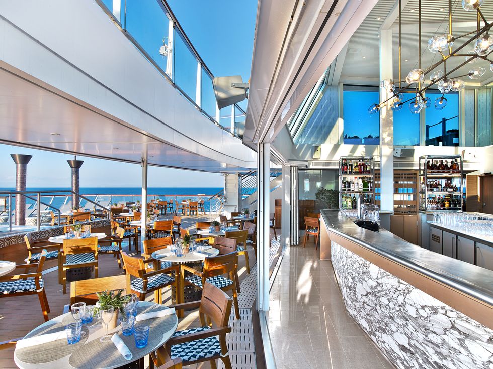 <p>Dineren gebeurt in stijl op de <em>Viking Star</em>. Voor het beste uitzicht op zee ga je naar de <em>Mamsen's</em> in de<em> Explorers Lounge,</em> waar je gerechten kunt proeven uit de Scandinavische keuken en waar het iedere dag <em>waffle hour</em> (!) is. Wie meer zin heeft in de Italiaanse keuken kan naar <em>The Italian Grill </em>en voor wie weleens wil weten hoe het er achter de schermen aan toegaat in de keuken van de chef biedt <em>The Restaurant</em>  uitkomst. Hier staan namelijk een reeks <em>live cooking stations</em> opgesteld, waar de koks hun beste trucs tonen. </p>