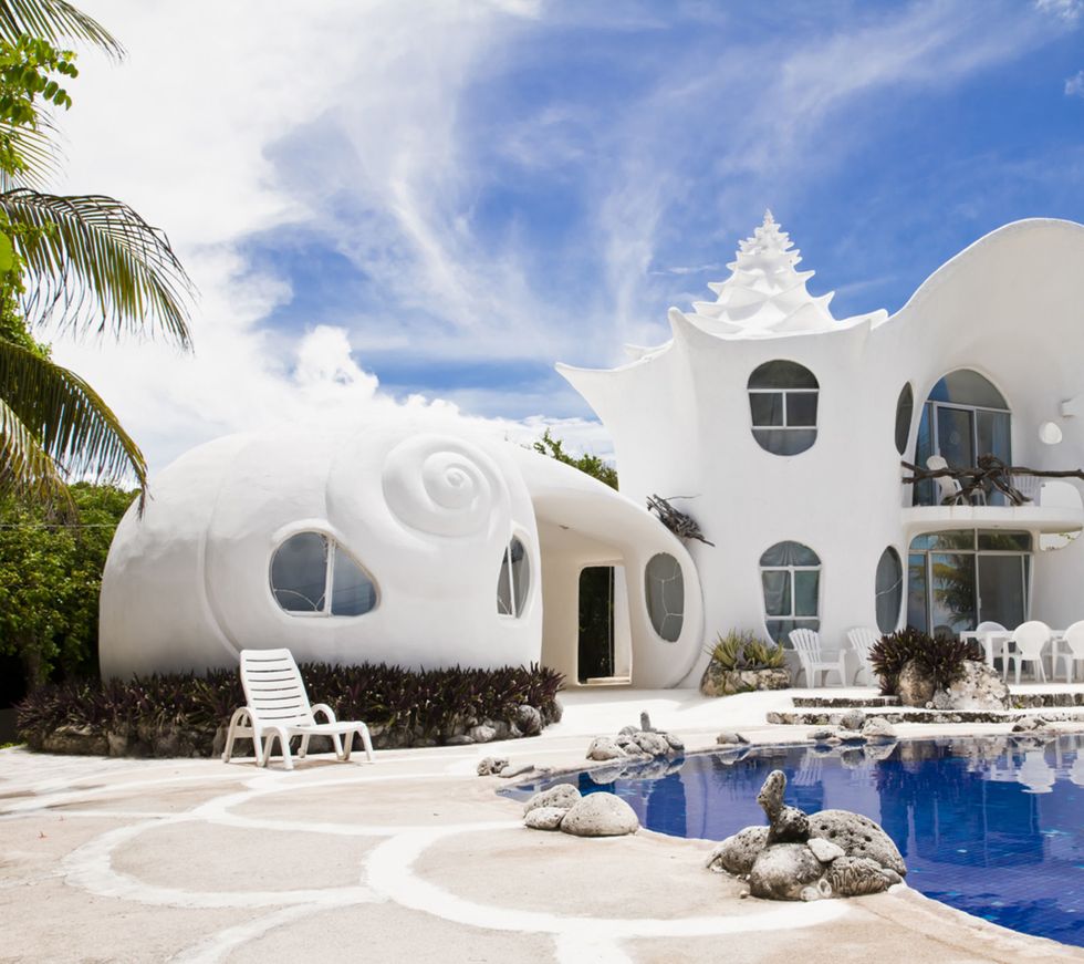 <p>Als je echt uniek de hort op wil, dan biedt dit schelpenhuis (Casa Caracol) op eiland Isla Mujeres soelaas. Een project van architect Eduardo Ocampo en zijn artiestenbroer Octavio. Het huis heeft knappe vergezichten op de Caribische Zee en gemakkelijk toegang tot de knapste stranden van het eiland.</p><p><a href="https://www.airbnb.co.uk/rooms/530250" target="_blank">Meer informatie vind je hier</a>.</p><p><a href="https://www.airbnb.co.uk/rooms/530250" target="_blank"><em></em></a></p>