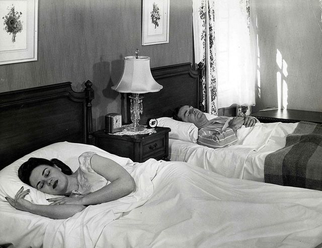 <p>Eigenlijk zie je het helemaal niet zitten om weer een nacht krampachtig in de armen van je partner te liggen: levert alleen maar een hoop spierpijn en nekkramp op. Bovendien word je regelmatig wakker van zijn harde gesnurk. De oplossing? Slaap beide eens in een andere kamer, <a href="http://www.cbc.ca/news/health/more-couples-opting-to-sleep-in-separate-beds-study-suggests-1.1316019" target="_blank">schijnt goed voor je relatie te zijn</a>. </p>