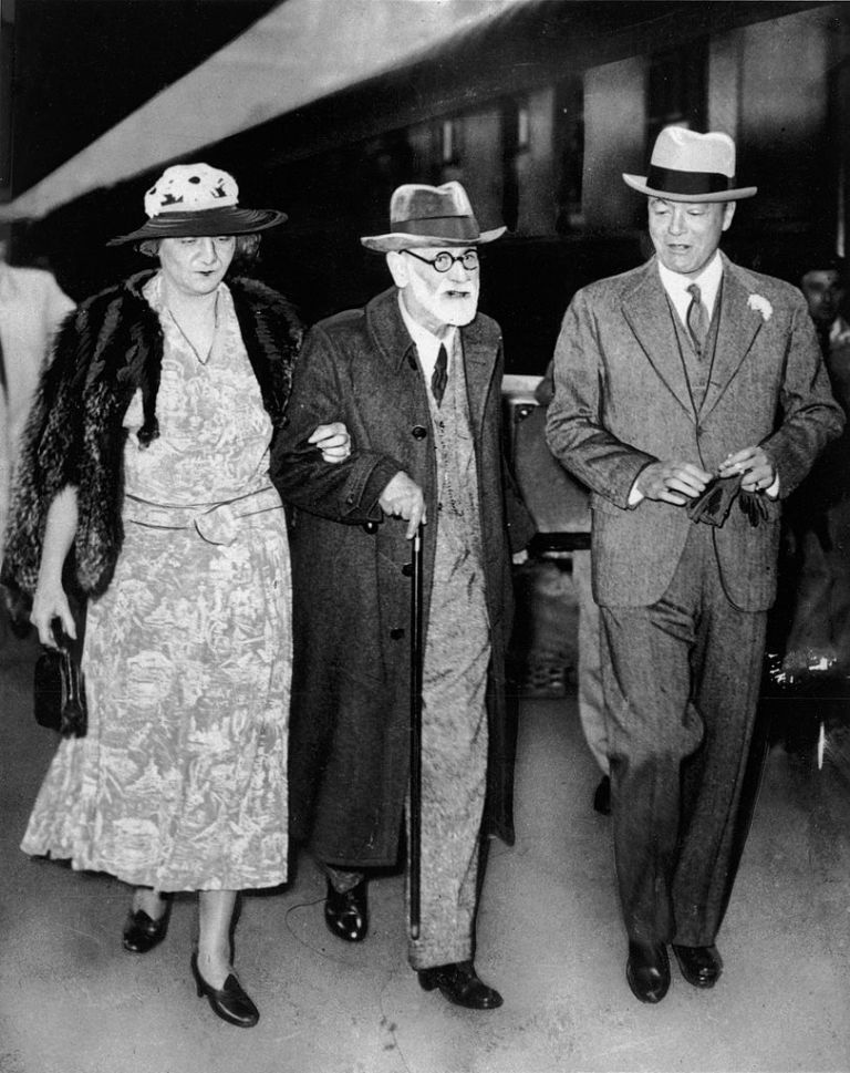 <p>Sigmund Freud, escorted by Princess Marie and Prince George of Greece in Paris, France. <br></p><p>Other celebrity visitors this year: Cary Grant, Marlene Dietrich.<br></p>