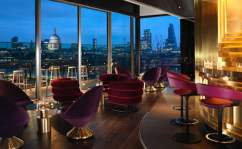 <p>12 verdiepingen hoog vind je de lekkerste champagne in de <a href="https://www.morganshotelgroup.com/mondrian/mondrian-london/eat-drink/rumpus-room" target="_blank">Rumpus Room</a>. Toegegeven, die is ietwat prijzig, maar het prachtige uitzicht op <em>The City of London</em> krijg je er gratis bij. </p><p><em><br></em></p><p><em>Foto: Instagram Rumpus Room</em></p>