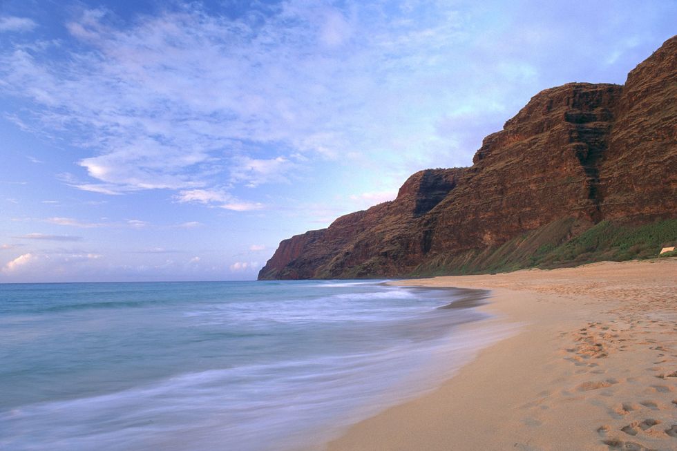<p>De golven zijn de blikvangers op het strand van het eiland <em>Kauai</em>. Naar 't schijnt kun je hier prachtig surfen (mits je de nodige ervaring hebt). Niet zo van het surfen? Dat kun je ook gewoon luieren op het strand of  genieten van het magistrale uitzicht vanaf de kliffen- hoef je je nauwelijks voor in te spannen.</p>