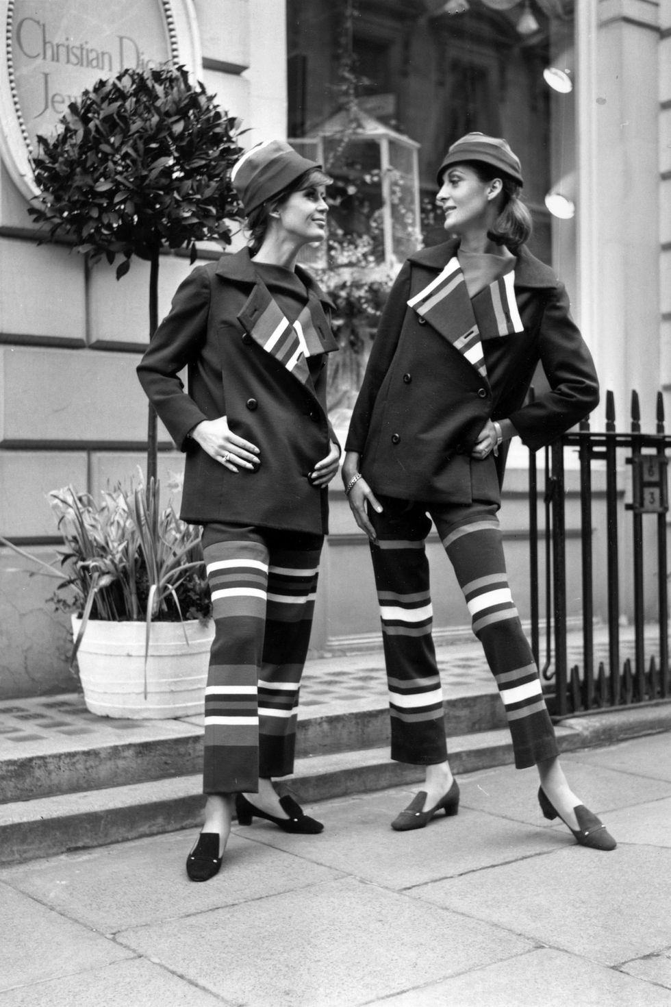 <p>Jill Leslie en Patricia Donald Smith in Dior, 1966</p>