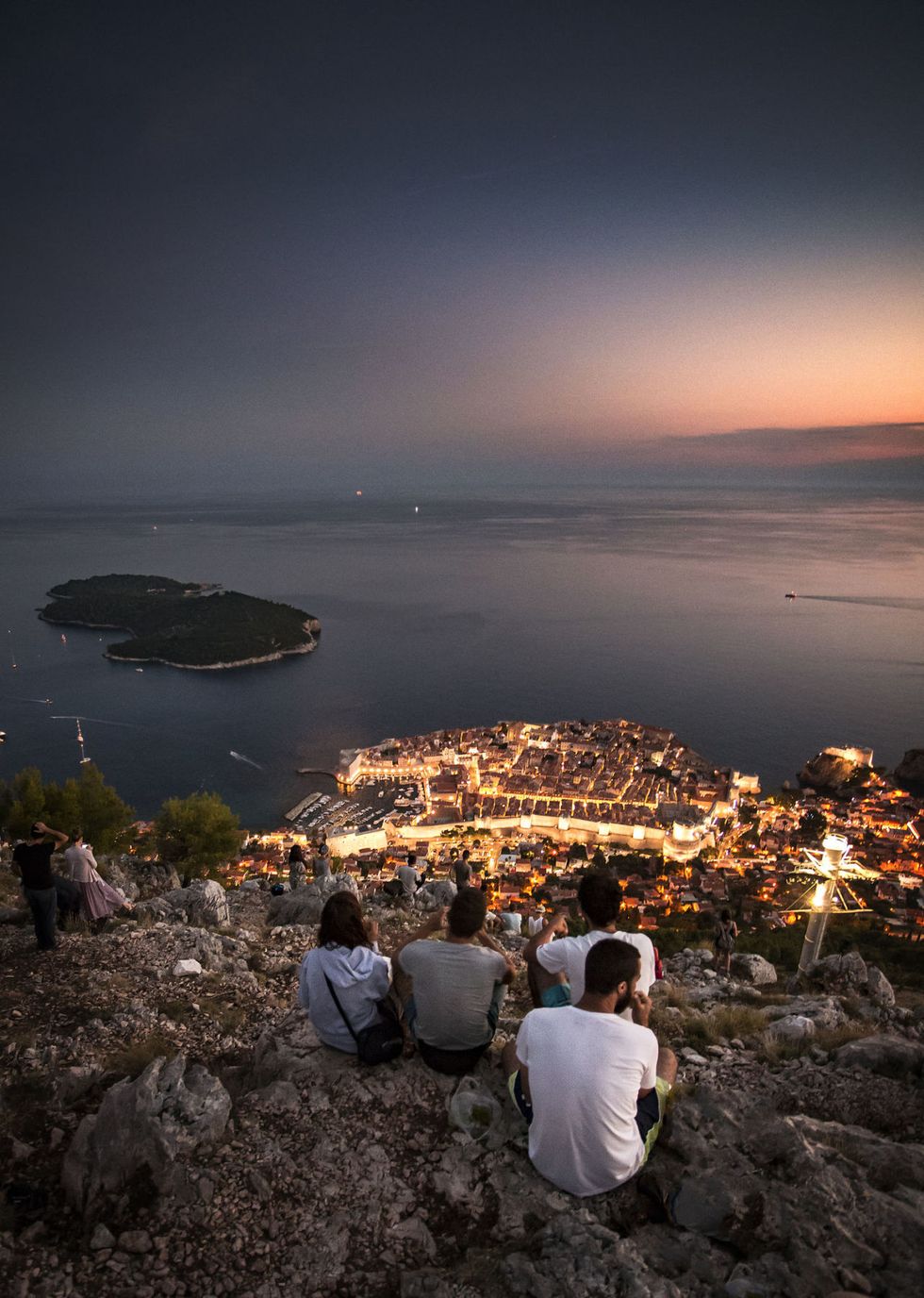 <p>De beste plekken om de magistrale zonsondergang  in deze Kroatische stad te zien zijn Berg Srd, aan de kade nabij de Buza bar en vanaf de Lovrijenac vesting.</p>