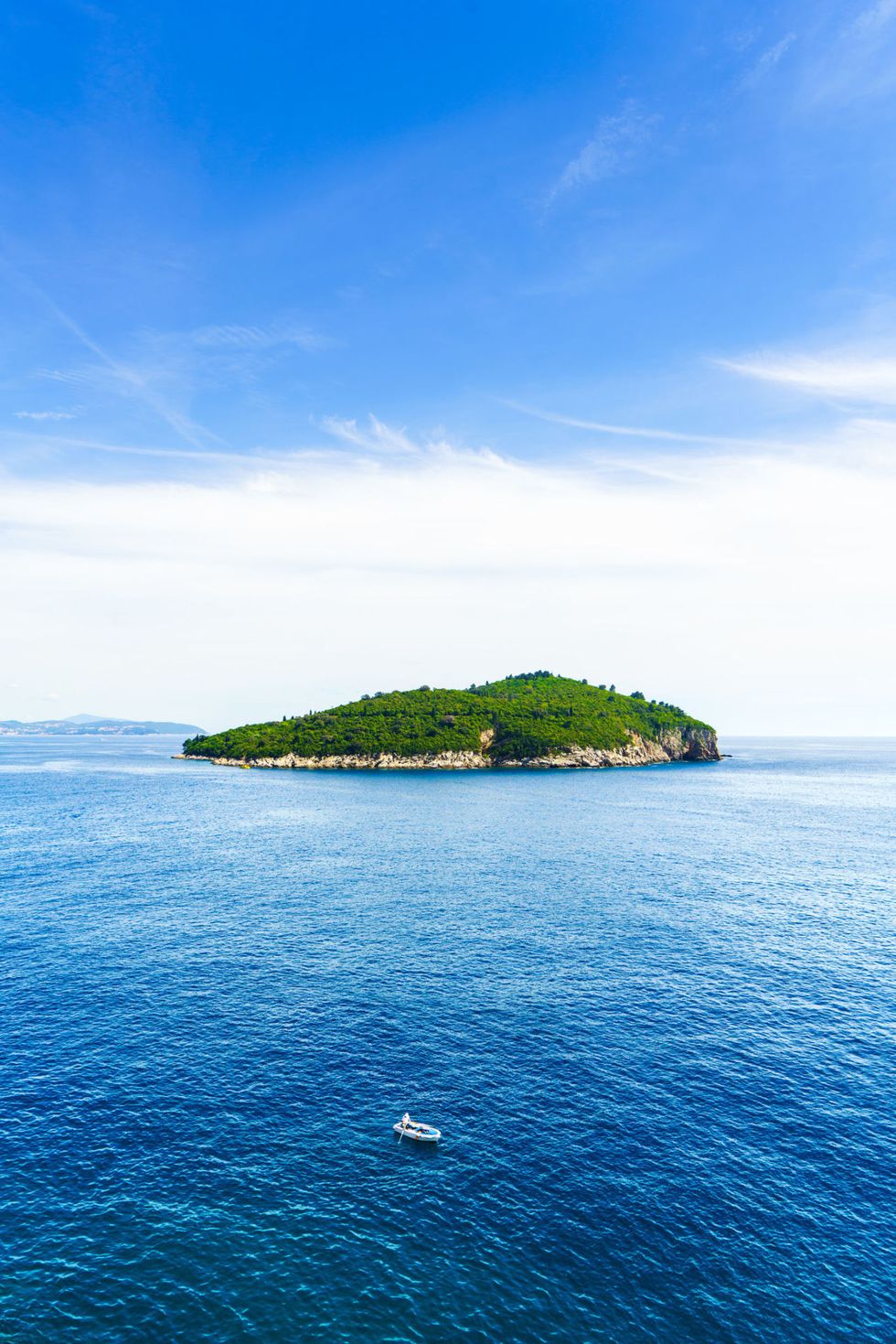 <p>Zo'n vijftien minuten met de ferry van Dubrovnik ligt deze parel van een eiland. Hier kun je lekker op het strand bakken, zwemmen maar ook de botanische tuin of het Middeleeuwse klooster bezoeken.  </p>