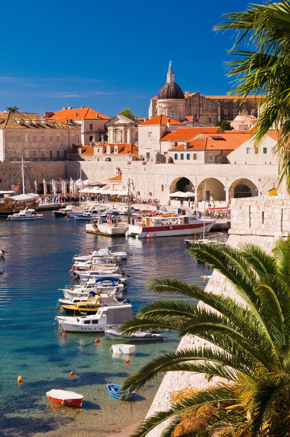 <p>Ooit was deze haven één van de belangrijkste in het Middellandse Zeegebied. Nu worden er dagelijks massa's toeristen gedropt die vanaf hun cruiseschepen een wandeling willen maken door de oude haven. Wie trek heeft, moet naar <a href="http://www.mea-culpa.hr/index.php?restaurant=restaurants_seaview&dubrovnik=en" target="_blank" rel="nofollow" title="Peskarija Dubrovnik">Lokanda Peskarij</a>: hier kun je genieten van een groot bord verse vis (gamba's, mosselen, octopus, inktvisringen, oesters) en het uitzicht op zee krijg je er gratis en voor niets bij. Ook leuk is <a href="http://www.mea-culpa.hr/index.php?restaurant=arsenal_oldcity&dubrovnik=en" target="_blank" rel="nofollow" title="Taverna Arsenal Dubrovnik">Taverna Arsenal</a>, een beschut terras, topgerechten en uitzicht op de haven. </p>