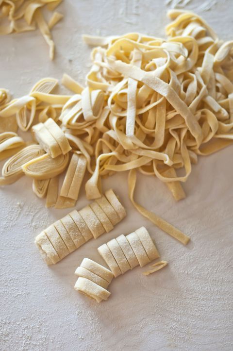 <p>Wie weleens wil weten hoe die Italianen dat doen, pasta maken, kan een kookcursus volgen bij <strong><u><a class="body-el-link standard-body-el-link" href="http://www.caladivolpe.com/" target="_blank">Cala di Volpe</a></u></strong><span class="redactor-invisible-space">. Hier leert de chef je de fijne kneepjes van het vak en zet je binnen<em> no-time</em> een Fregula pasta met <em>frutti di mare </em>op tafel.</span></p>