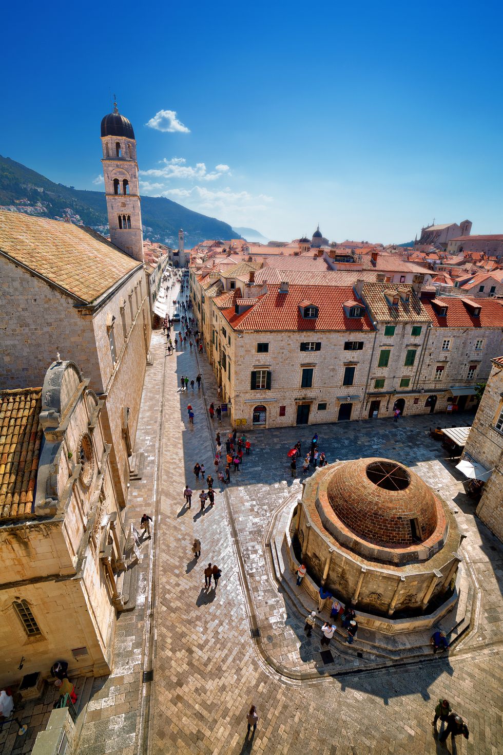 <p>De binnenstad zit tjokvol mooie plekken. De Onofrio fontein bijvoorbeeld, of de St. Blaise kerk. En vergeet ook niet Rector's Palace, of de oude stadsmuren. Niet zo gek dus, dat Dubrovnik het decor vormde voor sommige scènes uit <strong>Game of Thrones</strong>. </p>