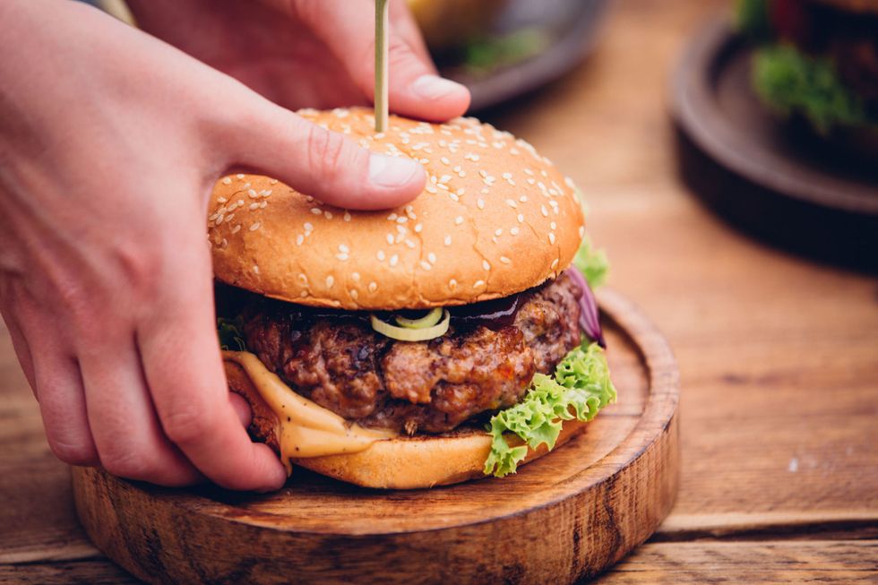 Wil je een gezondere hamburger, gebruik dan een 50/50-mix van gehakt engeroosterde champignons. 'Niet alleen scheelt je dat geld en calorieën,er zitten op die manier ook nog eens meer fytochemicaliën en vezels inje burger,' zegt Auslander.